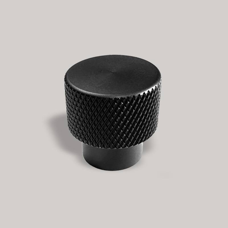 Buton mobilier cilindric Ergo, striat, metalic, finisaj negru pentru casa si proiecte eficiente